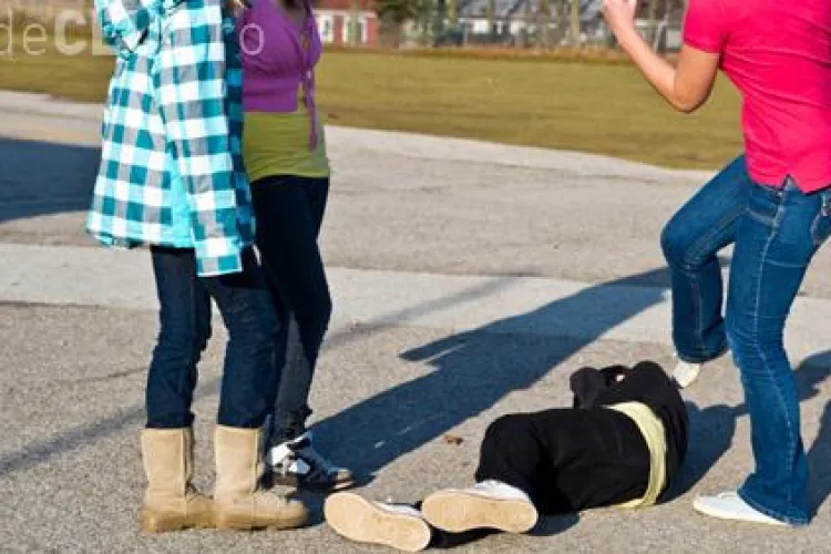 CLUJ: Adolescentă de 14 ani, terorizată de un grup de fete. Au bătut-o și i-au cerut taxă de protecție