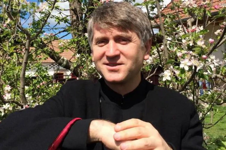 A fost exclus din preoție, dar i-a crescut popularitatea ca și artist. Cristian Pomohaci a fost primit cu aplauze și flori la un festival