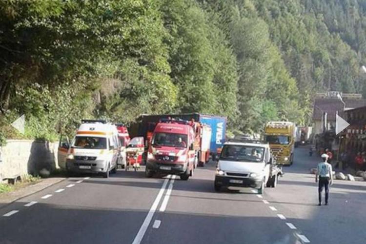 Accident la Negreni, județul Cluj! Un TIR a făcut praf un autoturism - FOTO