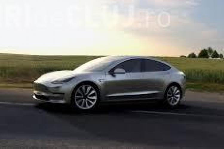 Tesla a livrat primele automobile Model 3. Compania are sute de mii de precomenzi