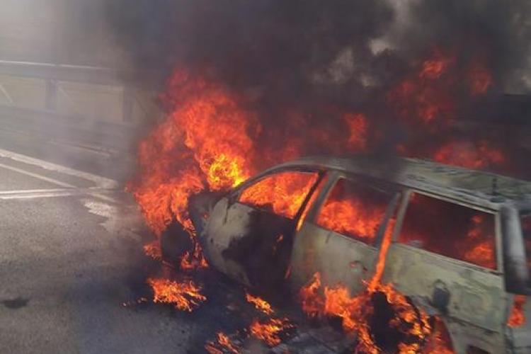 Cluj: O mașină a luat foc în Vâlcele - FOTO