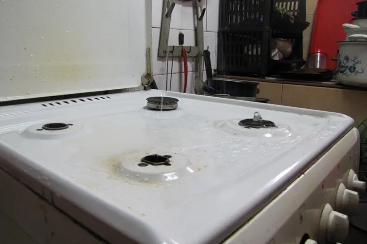 Cluj-Napoca: De trei zile, din aragaz țâșnește apă și nu gaze naturale - VIDEO