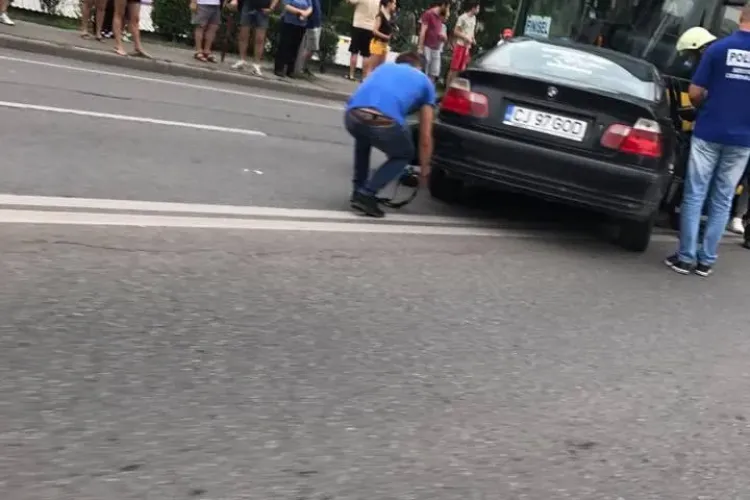Accident în Grigorescu! Un BMW cu numărul ”GOD” a ajuns sub un autocar - VIDEO