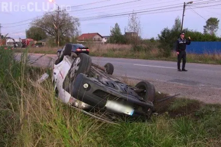 CLUJ: Un taximetru s-a răsturnat în șanț, la Dej. Transporta o pasageră VIDEO