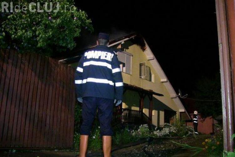 Incendiu provocat de fulger, într-o localitate din Cluj. O familie a rămas fără acoperiș VIDEO