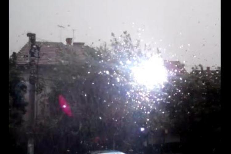 Plouă cu scântei în Grigorescu, în urma furtunii - VIDEO