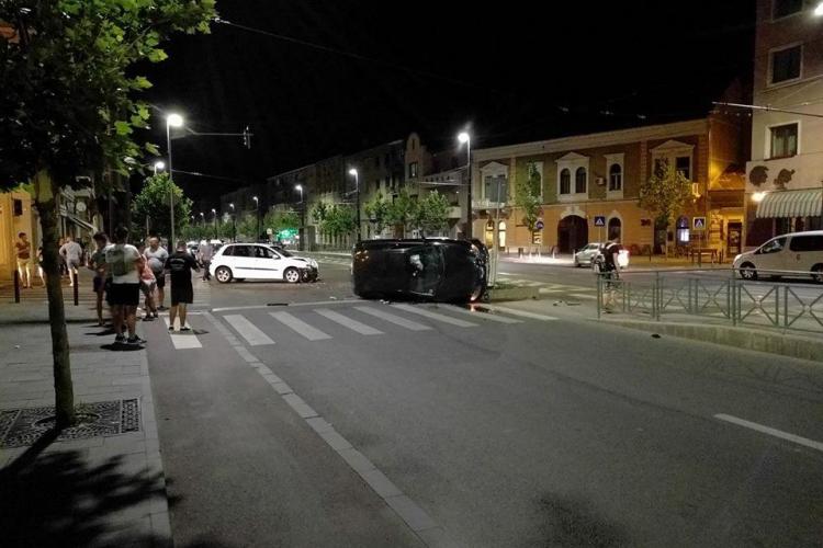 Mașină răsturnată pe strada Horea la intersecția cu strada Crișan - FOTO