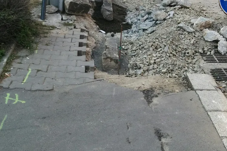 Un trotuar din Piața Avram Iancu aproape a dispărut - FOTO