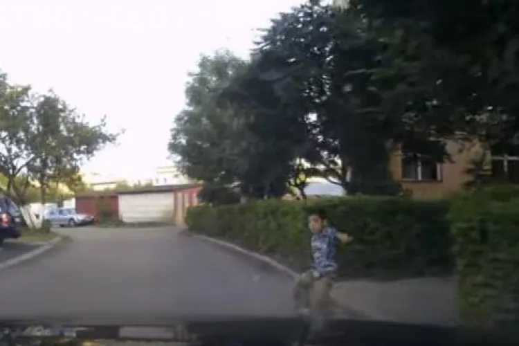 Turda: Copil lovit de mașină. Șoferul aproape linșat de ”locatari”. Filmarea accidentului l-a ajutat să scape - VIDEO