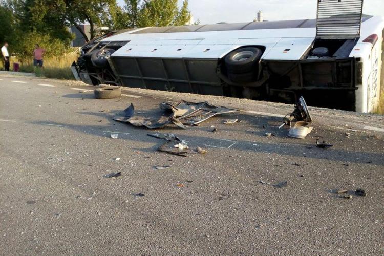 Imagini FOTO/VIDEO de la accidentul de la Câțcău. Un autocar Fany s-a răsturnat. 9 persoane au fost rănite 