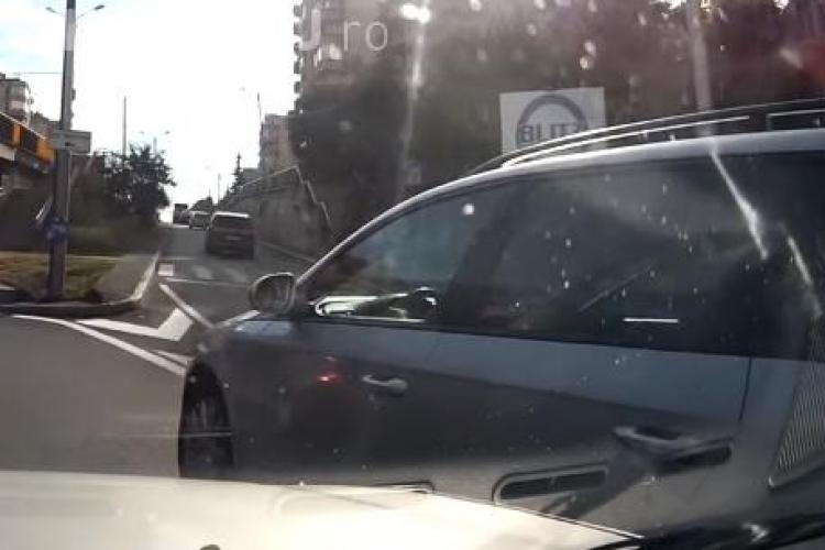 Nesimțirea în trafic costă, mai ales când e filmată! Un șofer s-a ales cu amendă după ce a cauzat  o tamponare VIDEO