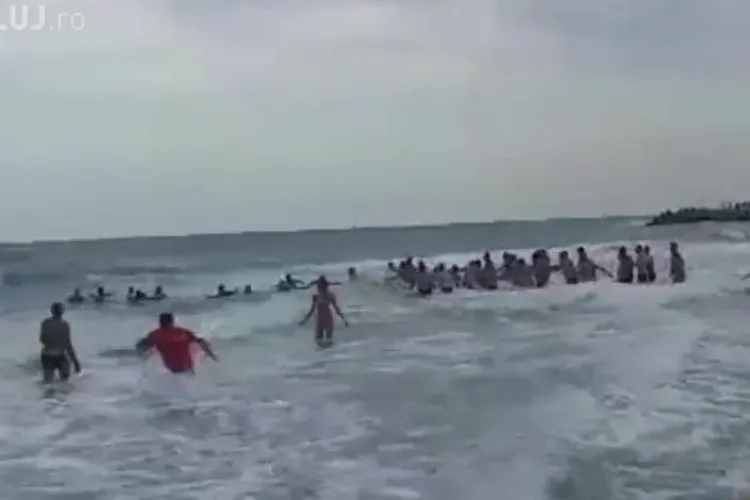 VIDEO - Lanț uman pentru salvarea de la înec a unor fete la Eforie Nord
