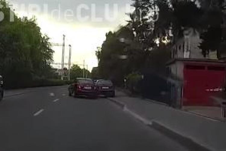 Un șofer beat a făcut HAOS în Cluj-Napoca. A lovit 6 mașini până un bărbat a reușit să îi scoată cheile din contact VIDEO