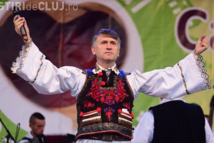 Preotul Pomohaci a cântat la zilele unei comune din Bihor: ”Pentru că prea iubesc sunt judecat, să ştiţi”