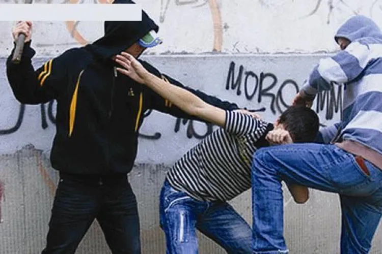 Cluj-Napoca: Tâlharii atacă în plină zi. În Mărăști, a fost atacat cu parul în timp ce își aranja lucrurile în mașină