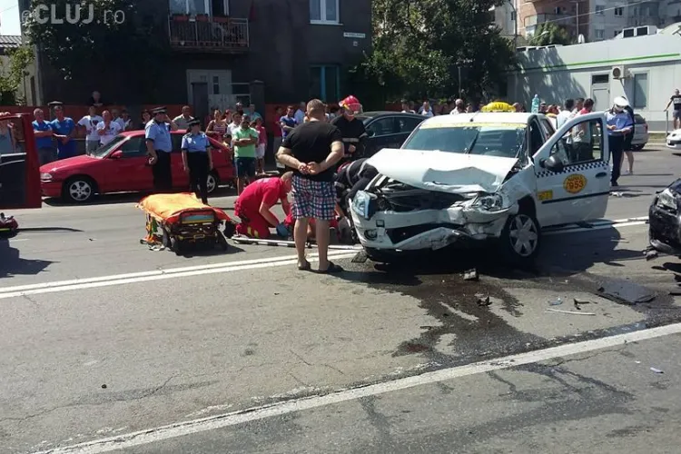 Accident pe Aurel Vlaicu, lângă OMW: Patru victime sunt din taximetru - FOTO