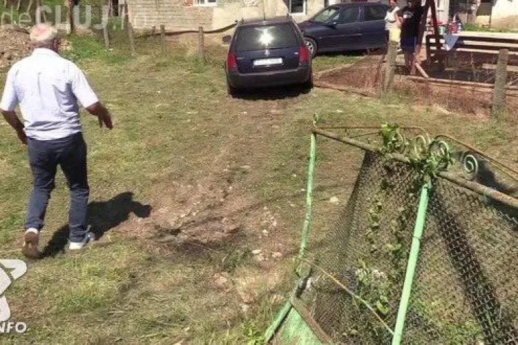 CLUJ: Un gospodar s-a trezit cu o mașină străină în curte. Un șofer a făcut accident și și-a abandonat mașina VIDEO