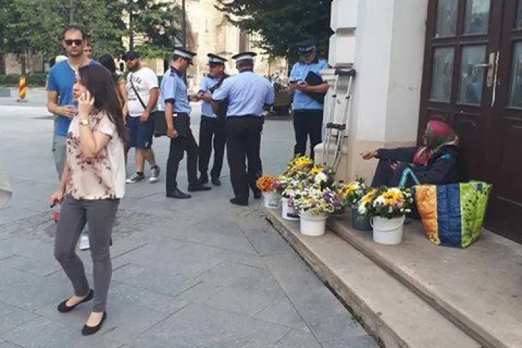 Cluj-Napoca: ”Haită” de polițiști locali pentru o bătrână care vindea flori - FOTO
