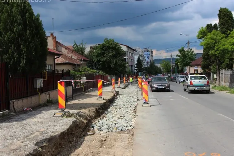 Mașinile parcate pe strada Câmpului sunt amendate. Primăria vrea să cumpere o casă pentru a extinde drumul
