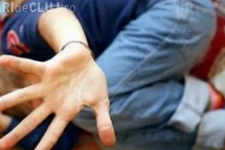 Scene halucinante la Turda! Un minor de 10 ani s-a ales cu o coastă fisurată după ce a fost bătut de bunicul unui prieten de joacă