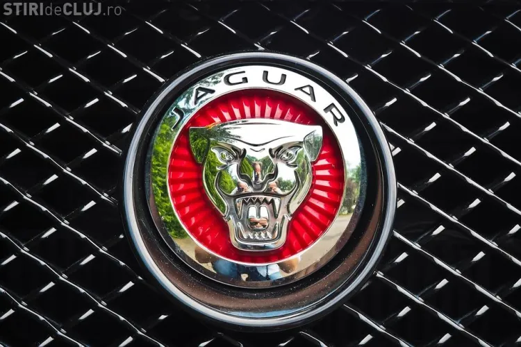 Cluj-Napoca: Oamenii străzii și-au făcut ”hotel” dintr-un Jaguar - FOTO