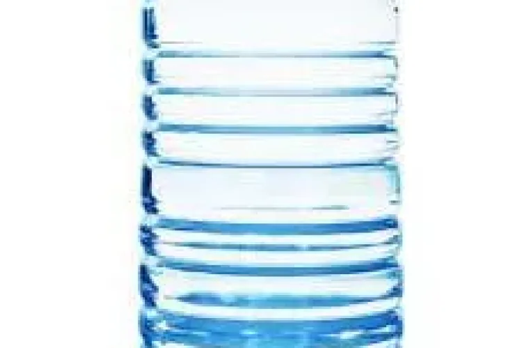 De ce spun specialiștii că NU e bine să refolosim sticlele de apă: Sunt un pericol