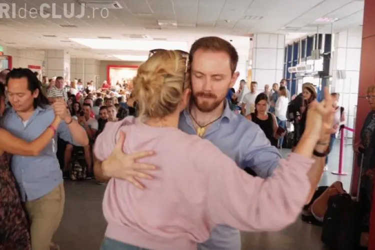 Tango Flashmob la Aeroportul Cluj, în sala de așteptare plecări - VIDEO