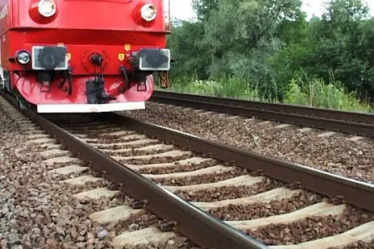 Mecanicul care conducea trenul ce a lovit o femeie și 3 copii: Femeia și-a luat copiii în braţe şi s-au aruncat în faţa trenului