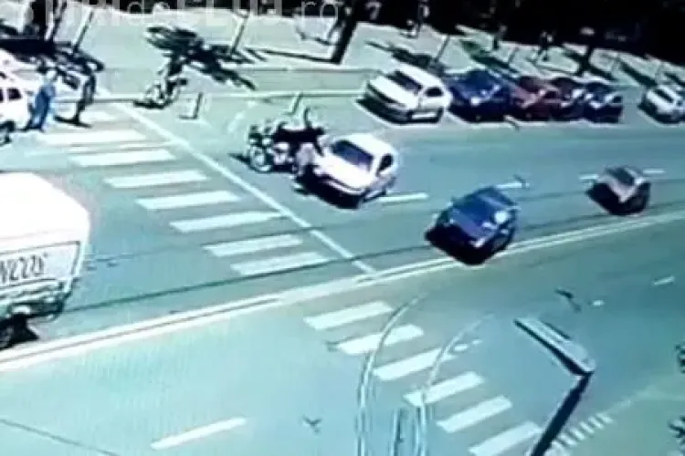 Accident pe strada Horea! Un motociclist a fost lovit de un șofer ”grăbit”. Totul a fost filmat - VIDEO