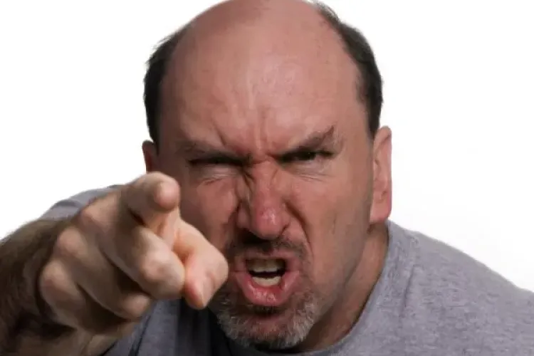 Angajații unei fabrici din România, înjurați ca la ușa cortului de patronul britanic VIDEO