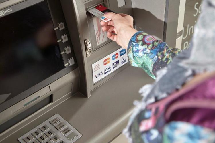 Premierul atacă băncile: ”Nu ştiu dacă este 'safe' să vă ţineţi economiile acolo”