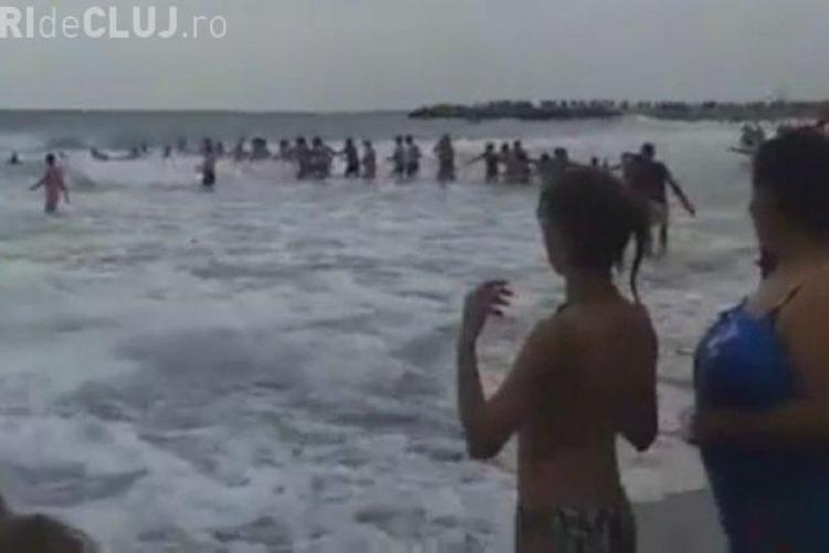 Lanț uman pe litoralul românesc, pentru a salva două adolescente VIDEO