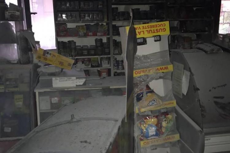 CLUJ: Incendiu la un magazin de bloc din Câmpia Turzii. Pompierii au fost nevoiți să evacueze mai multe persoane FOTO
