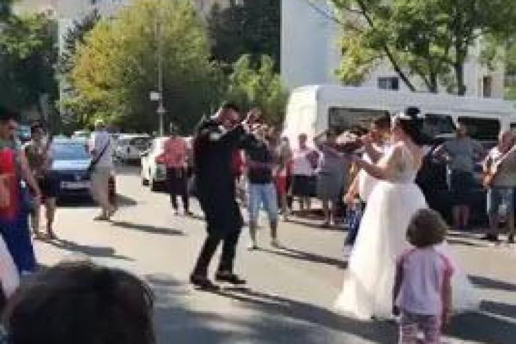 Nuntă în Mănăștur, între blocuri. Manele și scene desprinse din anii 1990 - VIDEO