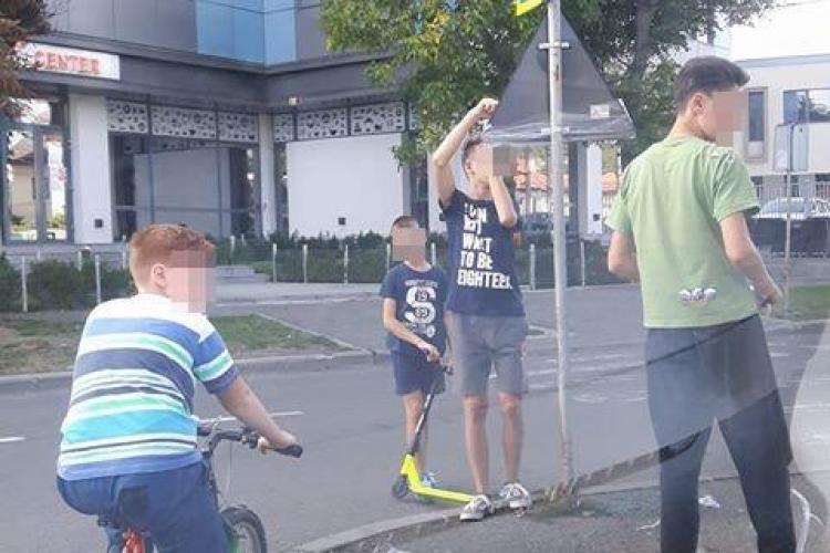 Cluj: Tu știi ce face copilul tău când e la joacă? - FOTO
