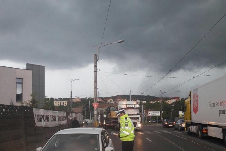 Razie a Poliției Rutiere Cluj, în plină furtună! Pietoni amendați pentru traversare neregulamentară - FOTO