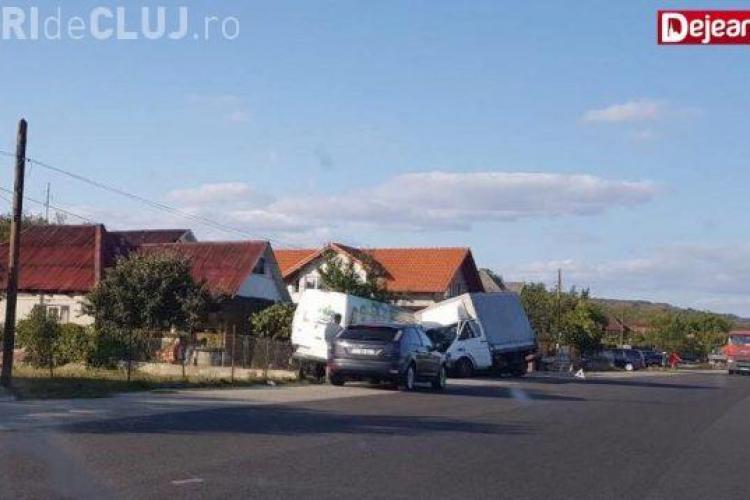 Accident cu o victimă la Livada. Un șofer neatent la volan a intrat în plin într-o mașină parcată pe marginea drumului FOTO