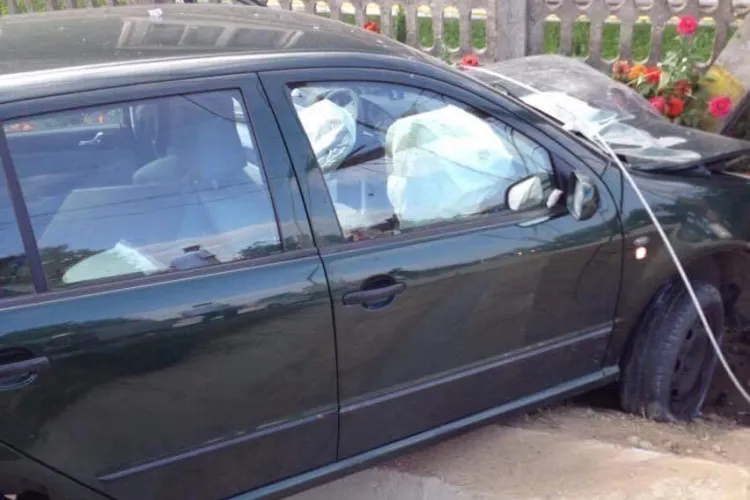 CLUJ: Accident la Câțcău! O șoferiță a ”zburat” cu mașina peste un șanț și a rupt un stâlp de electricitate FOTO