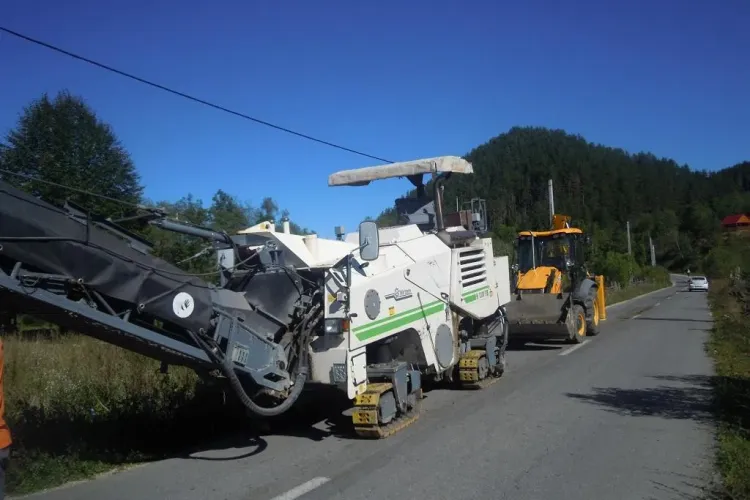 Plombări pe drumul județean care duce spre Barajul Drăgan - Floroiu - FOTO