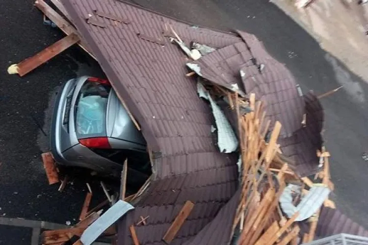 În Florești vântul a suflat cu 170 km/h. Pe strada Tineretului a spulberat mansarda: Au rămas numai cu pardoseala