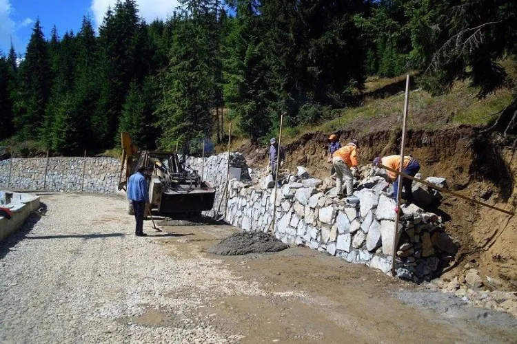 Drumul spre pârtia Buscat a început să fie asfaltat - FOTO