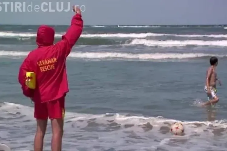 Ministrul Turismului despre turiştii care intră în mare când e steag roşu: Trebuie amendaţi