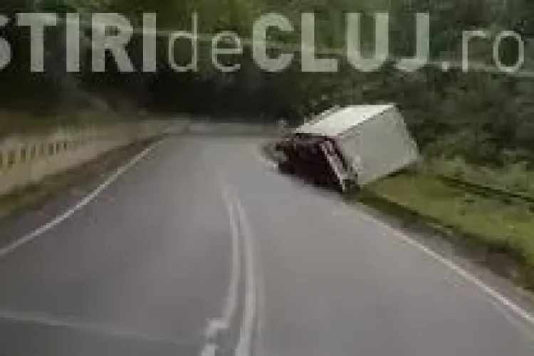 CLUJ: Un TIR s-a răsturnat la Negreni. Circulația feroviară este întreruptă - VIDEO