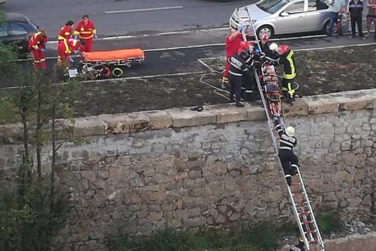 Un om al strazii a căzut în Someș în centrul Clujului - FOTO