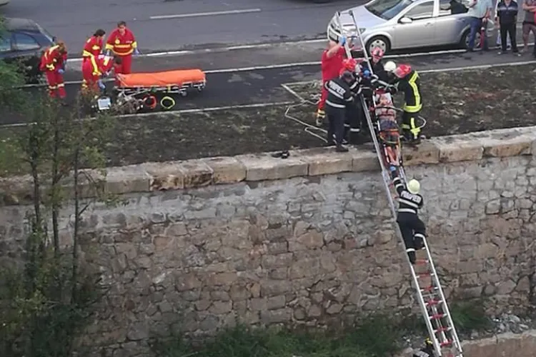 Un om al strazii a căzut în Someș în centrul Clujului - FOTO