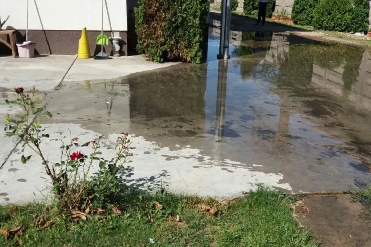 Canalizarea de lângă ONCOS Florești a deversat în curtea unor oameni - FOTO