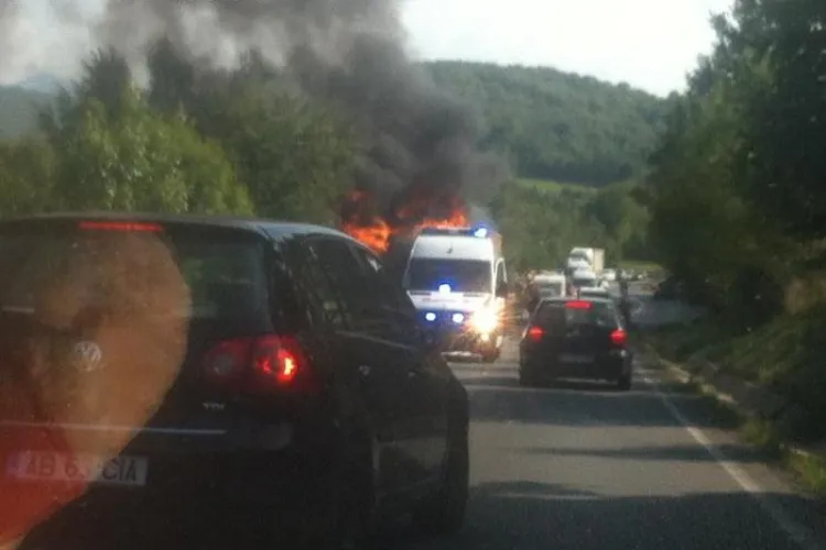 Un TIR a luat foc pe Piatra Craiului - FOTO