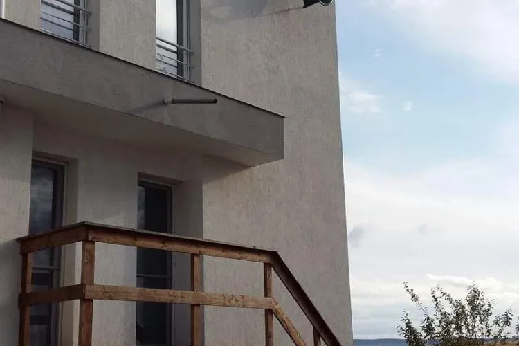 Furia furtunii de duminică a fost uriașă! Scaun înfipt într-un bloc din Apahida la etajul 1 - FOTO