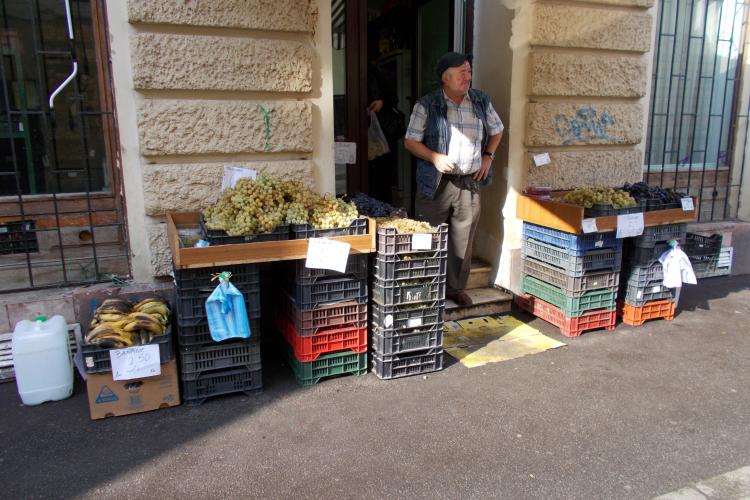 Poliția locală i-a amendat pe vânzătorii de legume care vând în centrul orașului