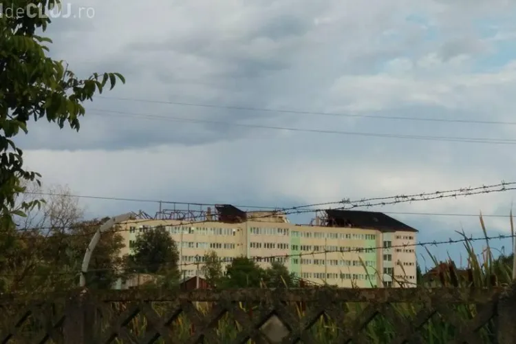 La Huedin, oamenii spun că a fost ”tornadă”. Acoperișul spitalului a zburat - FOTO
